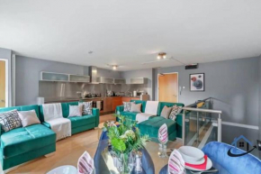 2 bedroom duplex with wifi secure parking sleeps 8